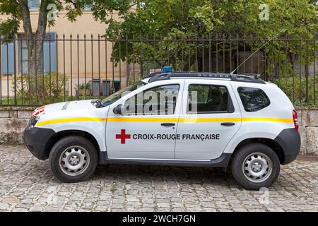 Luzarches, Frankreich - 12. Oktober 2019: SUV des französischen Roten Kreuzes parkte auf der Straße in der Nähe der Burg. Stockfoto