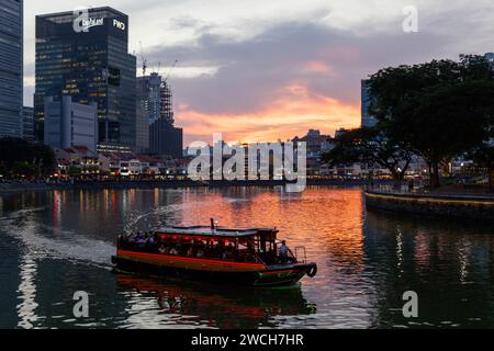 Downtown Core, Singapur - 05. September 2018: Bootsegeln auf dem Singapore River mit Boat Quay dahinter. Stockfoto