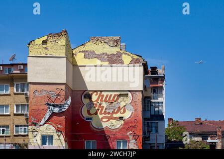Sofia, Bulgarien - 18. Mai 2019: Die alte Werbung der Marke Chupa Chups ist aufgrund des Wetters an einer Backsteinmauer im Stadtzentrum verschwunden. Stockfoto