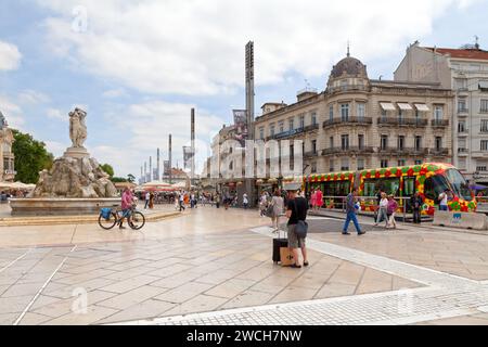 Montpellier, Frankreich - 09. Juni 2018: Place de la Comédie mit der Fontaine des Trois Grâces und der Straßenbahn. Stockfoto