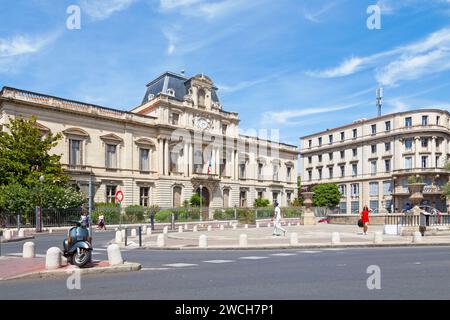 Montpellier, Frankreich - 09. Juni 2018: Präfektur Herault (französisch: Préfecture de l'Hérault) vor dem Platz der Märtyrer des Widerstands (französisch Stockfoto