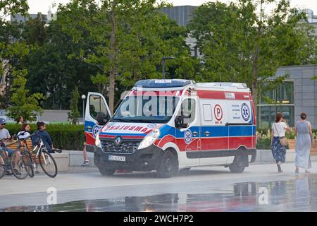 Warschau, Polen - 08. Juni 2019: Krankenwagen parkt in der Nähe der U-Bahn-Station Centrum Nauki Kopernik. Stockfoto