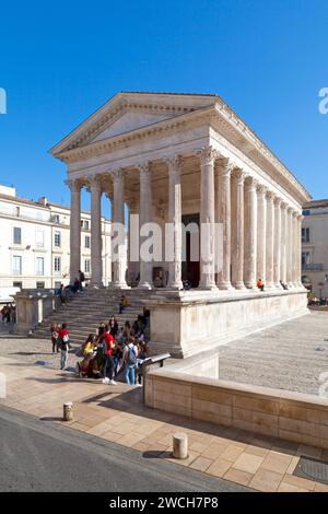 Nîmes, Frankreich - 21. März 2019: Das Maison Carrée (französisch für „quadratisches Haus“) ist ein altes Gebäude in der Altstadt. Es ist eines der am besten erhaltenen R Stockfoto