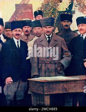 Türkischer Armeeoffizier und Politiker Mustafa Kemal Atatürk mit seinem Stabschef, Türkei, 1922 - späteres farbiges Foto - spätere Färbung. Stockfoto