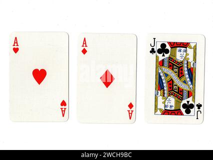 Alte Spielkarten, die ein Paar Asse und einen schwarzen Jack auf weißem Hintergrund zeigen. Stockfoto