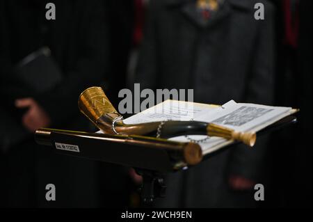 LEMBERG, UKRAINE - 13. JANUAR 2024 - Ein Horn liegt auf dem Tisch während eines Konzerts des Dudaryk Lemberg State Academic Männerchors in der Garnisonskirche der Heiligen Peter und Paul in Lemberg, Westukraine. Stockfoto