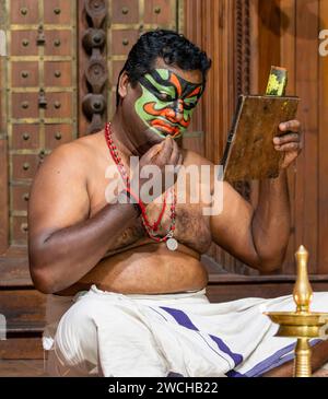 Kathakali-Tänzerin, die Make-up aufträgt, Fort Kochi, Cochin, Kerala, Indien Stockfoto