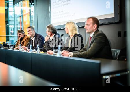 Stuttgart CMT 2024, Pressekonferenz zur Tochtermesse Golf-&Wellnessreisen sowie Kreuzfahrt- & Schiffsreisen, 16.01.2024 Moderator der CMT, Guido von Vacano Mitglied der GF Messe Stuttgart, Otto Leipfritz Praesident BWGV, Jasmin schlimm-Tierjung GF Akademie Waldbaden und Gesundheit, Christian Baumann unabhaeniger Kreuzfahrtberater, CMT 2024, Pressekonferenz zur Tochtermesse Golf-&Wellnessreisen sowie Kreuzfahrt- & Schiffsreisen, 16.01.2024, Eibner-Pressefoto/Sascha Walther *** Stuttgart CMT 2024, Pressekonferenz zur Tochtermesse Golf Wellnessreisen und Cruise Schiffsreisen, 16 01 Stockfoto