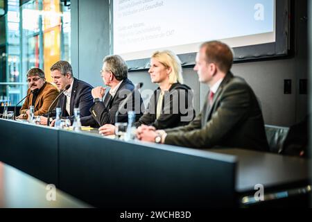 Stuttgart CMT 2024, Pressekonferenz zur Tochtermesse Golf-&Wellnessreisen sowie Kreuzfahrt- & Schiffsreisen, 16.01.2024 Moderator der CMT, Guido von Vacano Mitglied der GF Messe Stuttgart, Otto Leipfritz Praesident BWGV, Jasmin schlimm-Tierjung GF Akademie Waldbaden und Gesundheit, Christian Baumann unabhaeniger Kreuzfahrtberater, CMT 2024, Pressekonferenz zur Tochtermesse Golf-&Wellnessreisen sowie Kreuzfahrt- & Schiffsreisen, 16.01.2024, Eibner-Pressefoto/Sascha Walther *** Stuttgart CMT 2024, Pressekonferenz zur Tochtermesse Golf Wellnessreisen und Cruise Schiffsreisen, 16 01 Stockfoto