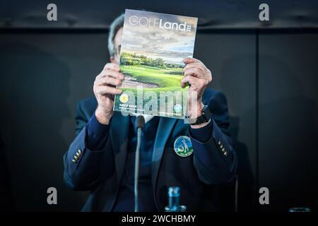 Stuttgart CMT 2024, Pressekonferenz zur Tochtermesse Golf-&Wellnessreisen sowie Kreuzfahrt- & Schiffsreisen, 16.01.2024 Otto Leipfritz Praesident des Baden-Württemberg Golfverbandes, spricht ueber das Magazin Golf Land von Jürgen Walther, CMT 2024, Pressekonferenz zur Tochtermesse Golf-&Wellnessreisen sowie Kreuzfahrt- & Schiffsreisen, 16.01.2024, Eibner-Pressefoto/Sascha Walther *** Stuttgart CMT 2024, Pressekonferenz zur Tochtermesse Golf Wellnessreisen und Cruise Schiffsreisen, 16 01 2024 Otto Leipfritz Präsident des Golfverbandes Baden-Württemberg , spricht abou Stockfoto