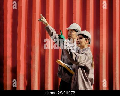 Team Engineer untersucht Waren in Containerfracht . Konzept Teamwork . Stockfoto