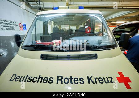 In Bochum machte sich Wattenscheid der Kältebus der DRK am Freitag den 12. Januar 2024 auf den Weg mit wärmenden Sachen und Lebensmitteln. Wir besuchen Stockfoto