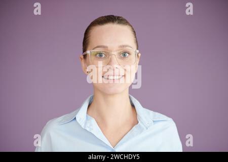 Porträt einer fröhlichen Unternehmerin in Brille vor Fliederhintergrund Stockfoto