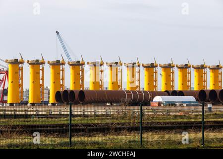 Fundamente für Offshore-Windturbinen werden im Hafen von Vlissingen, Walcheren, Zeeland, Niederlande, gelagert. Fundamente für Offshore Windkraftanlag Stockfoto