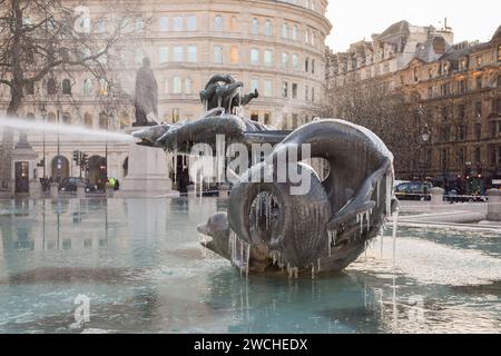 London, England, Großbritannien. Januar 2024. Trafalgar Square Springbrunnen frieren bei sinkenden Temperaturen in Großbritannien ein. (Kreditbild: © Vuk Valcic/ZUMA Press Wire) NUR REDAKTIONELLE VERWENDUNG! Nicht für kommerzielle ZWECKE! Stockfoto