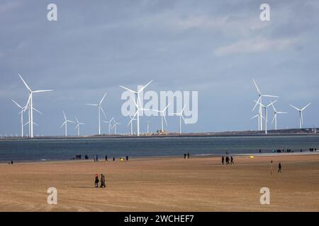 Der Strand am Vrouwenpolder auf Walcheren, im Hintergrund Windräder an der östlichen Scheldsperre, Zeeland, Niederlande. Der Strand bei Vrouwe Stockfoto