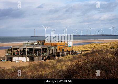 Der Strandpavillon de Dam am am Strand bei Vrouwenpolder auf Walcheren, im Hintergrund Windräder an der östlichen Scheldsperre, Zeeland, Niederlande Stockfoto