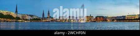 Hamburg Deutschland, Panorama-Skyline bei Nacht an der Alster mit Brunnen Stockfoto