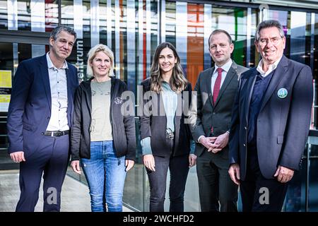 Stuttgart CMT 2024, Pressekonferenz zur Tochtermesse Golf-&Wellnessreisen sowie Kreuzfahrt- & Schiffsreisen, 16.01.2024 Guido von Vacano mitglied der GF Messe Stuttgart, Jasmin schlimm-Tierjung GF Akademie Waldbaden und Gesundheit, anja Straub, Christian Baumann unabhaeniger Kreuzfahrtberater, Otto Leipfritz Praesident BWGV, CMT 2024, Pressekonferenz zur Tochtermesse Golf-&Wellnessreisen sowie Kreuzfahrt- & Schiffsreisen, 16.01.2024, Eibner-Pressefoto/Sascha Walther *** Stuttgart CMT 2024, Pressekonferenz zur Tochtermesse Golf Wellnessreisen und Cruise Schiffsreisen, 16 01 2024 Stockfoto