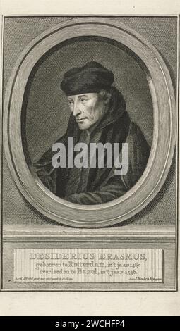 Porträt von Desiderius Erasmus, Jacob Houbraken, nach Cornelis Pronk, 1790–1796 Druck Porträt links von Desiderius Erasmus in einem Oval. Das Porträt liegt auf einem Sockel, auf dem Name und Daten in drei Zeilen in Niederländisch stehen. Amsterdamer Papierstich Stockfoto