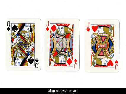 Alte Spielkarten, die ein Paar roter Buben und eine schwarze Königin auf weißem Hintergrund zeigen. Stockfoto
