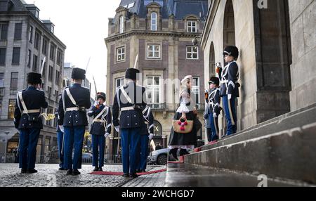 AMSTERDAM: Geladene Gäste kommen zum Neujahrsempfang im Palast am Dam-Platz an. Das Königspaar empfängt Mitglieder des diplomatischen Korps ausländischer Diplomaten. ANP FRANK VAN BEEK niederlande raus - belgien raus Stockfoto