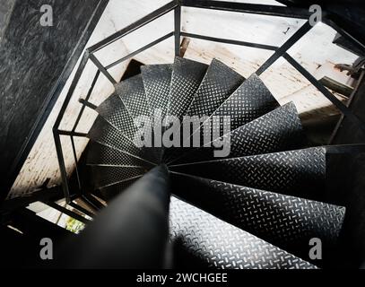 Von oben auf eine spiralförmige Metalltreppe, die nach unten führt Stockfoto