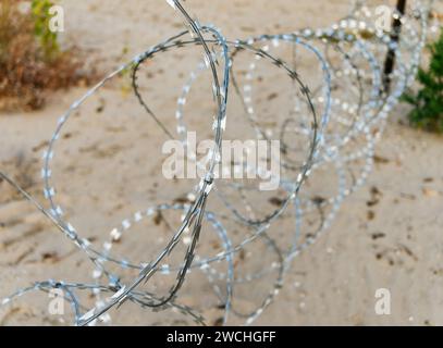 Zaun aus Stacheldraht. Hintergrund Stockfoto