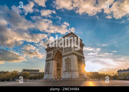 Paris Frankreich Sonnenuntergang City Skyline am Arc de Triomphe und Champs Elysees Stockfoto