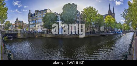 Bild der Kirche St. Franziskus Xavier in Amsterdam mit angrenzendem Kanal tagsüber im Sommer 2023 Stockfoto