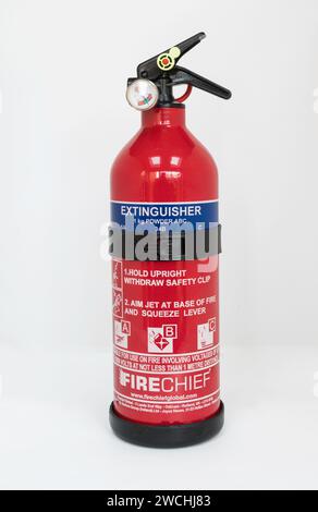 Ein Feuerlöscher mit einem Gewicht von 1 kg, isoliert auf weißem Hintergrund Stockfoto
