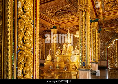 Im Inneren des Goldenen Schlosses, der Buddha im Prasat Thong-kam, Wat Chantharam (Wat Tha Sung), Provinz Uthai Thani, Thailand. Stockfoto