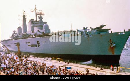 HMS Invincible R05 Royal Navy Light Aircraft Carrier kehrt aus dem Falklandkrieg in Portsmouth, Hampshire, England, Großbritannien, zurück Stockfoto