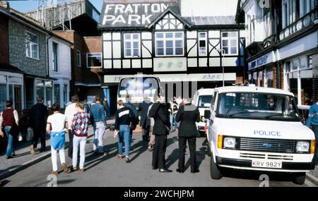 Fans, die am Fratton Park Football Ground, dem Heimstadion des Portsmouth Football Club, Frogmore Road, Portsmouth, Hampshire, England, ankommen UK Stockfoto