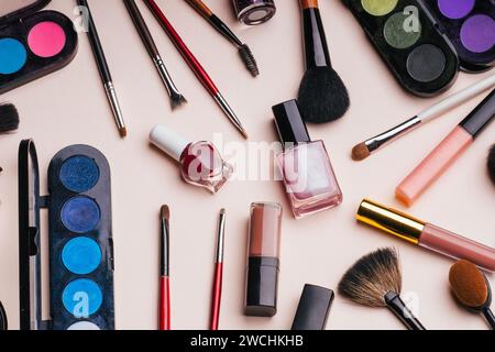 Set von weiblichen Kosmetika für Augen-Make-up, Haut-Gesichtspflege. Professionelle Produkte für Schönheit auf rosafarbenem Hintergrund. Draufsicht, flach Stockfoto