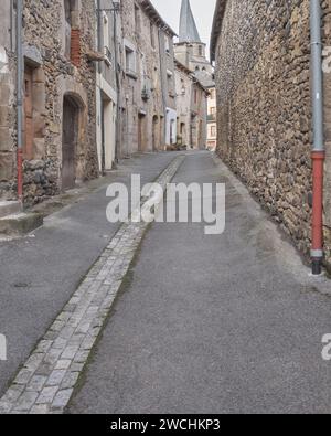 Typische kleine Gemeinde enge Straße von Saint-Côme-d'Olt, Aveyron. Rue Mathat, während Sie in die Stadt auf La Voie du Puy gehen Stockfoto