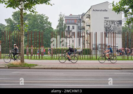 Radfahrer fahren, vorbei an Fototapete, Ackerstraße, Berliner Mauer-Gedenkstätte, Bernauer Straße, Mitte, Berlin, Stockfoto