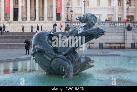 London, England, Großbritannien. Januar 2024. Die Springbrunnen am Trafalgar Square wurden gefroren, als die Temperaturen in Großbritannien stark sanken. (Kreditbild: © Tayfun Salci/ZUMA Press Wire) NUR REDAKTIONELLE VERWENDUNG! Nicht für kommerzielle ZWECKE! Stockfoto