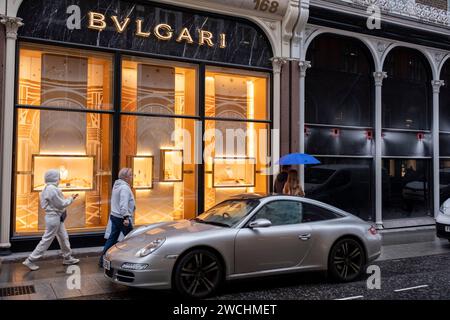 Porsche-Wagen parkte am 4. Dezember 2023 in London, Großbritannien, vor Bvlgari entlang der Bond Street. Bond Street ist eine der wichtigsten Straßen im West End Einkaufsviertel und ist sehr hochwertig. Es ist seit dem 18. Jahrhundert eine modische Einkaufsstraße. Das reiche und wohlhabende Geschäft hier ist hauptsächlich für High-End Mode und Schmuck. Stockfoto