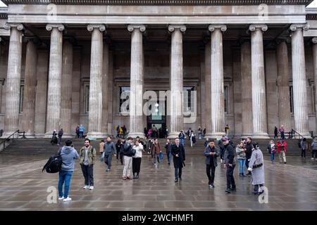 Außenansicht des British Museum am 4. Dezember 2023 in London, Großbritannien. Das British Museum ist ein öffentliches Museum, das sich der Geschichte, Kunst und Kultur der Menschheit widmet und sich im Londoner Viertel Bloomsbury befindet. Sie verfügt über eine permanente Sammlung von acht Millionen Werken und gehört zu den größten und umfassendsten Sammlungen, die die Geschichte der menschlichen Kultur von ihren Anfängen bis zur Gegenwart dokumentieren. Stockfoto