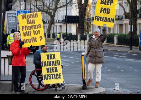 Anti-vax-Demonstranten hielten gelbe Plakate mit Anti-Impfstoff-Slogans am ersten Tag, an dem der ehemalige Premierminister Boris Johnson am 6. Dezember 2023 in London, Vereinigtes Königreich, an der COVID-19-Untersuchung des Vereinigten Königreichs teilnahm. Die COVID-19-Untersuchung des Vereinigten Königreichs ist eine unabhängige öffentliche Untersuchung der Reaktion des Vereinigten Königreichs auf die Coronavirus-Pandemie und der Auswirkungen dieser Pandemie. Impfzögerungsgruppen, die als Anti-Vaxxer oder Anti-vax bezeichnet werden, sind im Allgemeinen gegen eine Impfung. Stockfoto