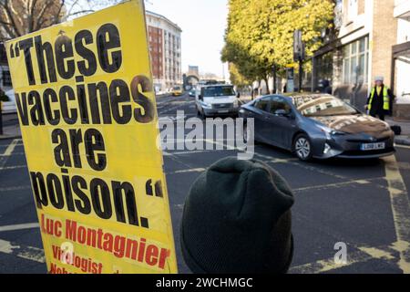 Anti-vax-Demonstranten hielten gelbe Plakate mit Anti-Impfstoff-Slogans am ersten Tag, an dem der ehemalige Premierminister Boris Johnson am 6. Dezember 2023 in London, Vereinigtes Königreich, an der COVID-19-Untersuchung des Vereinigten Königreichs teilnahm. Die COVID-19-Untersuchung des Vereinigten Königreichs ist eine unabhängige öffentliche Untersuchung der Reaktion des Vereinigten Königreichs auf die Coronavirus-Pandemie und der Auswirkungen dieser Pandemie. Impfzögerungsgruppen, die als Anti-Vaxxer oder Anti-vax bezeichnet werden, sind im Allgemeinen gegen eine Impfung. Stockfoto