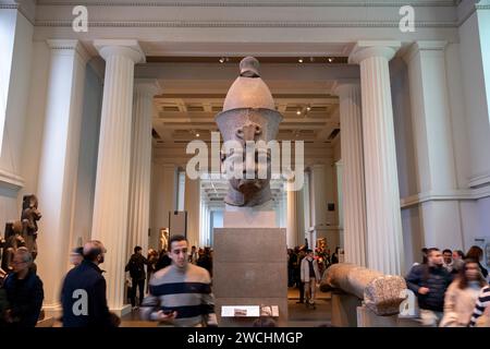 Ägyptische Statue von Amenhotep III. Und Artefakte im British Museum am 4. Dezember 2023 in London, Großbritannien. Das British Museum ist ein öffentliches Museum, das sich der Geschichte, Kunst und Kultur der Menschheit widmet und sich im Londoner Viertel Bloomsbury befindet. Sie verfügt über eine permanente Sammlung von acht Millionen Werken und gehört zu den größten und umfassendsten Sammlungen, die die Geschichte der menschlichen Kultur von ihren Anfängen bis zur Gegenwart dokumentieren. Stockfoto