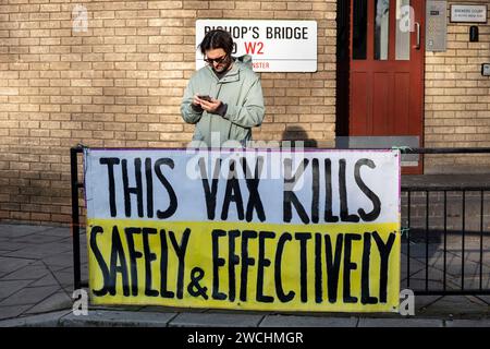 Anti-vax-Demonstranten hielten gelbe Plakate mit Anti-Impfstoff-Slogans am ersten Tag, an dem der ehemalige Premierminister Boris Johnson am 6. Dezember 2023 in London, Vereinigtes Königreich, an der COVID-19-Untersuchung des Vereinigten Königreichs teilnahm. Die COVID-19-Untersuchung des Vereinigten Königreichs ist eine unabhängige öffentliche Untersuchung der Reaktion des Vereinigten Königreichs auf die Coronavirus-Pandemie und der Auswirkungen dieser Pandemie. Impfzögerungsgruppen, die als Anti-Vaxxer oder Anti-vax bezeichnet werden, sind im Allgemeinen gegen eine Impfung. Stockfoto