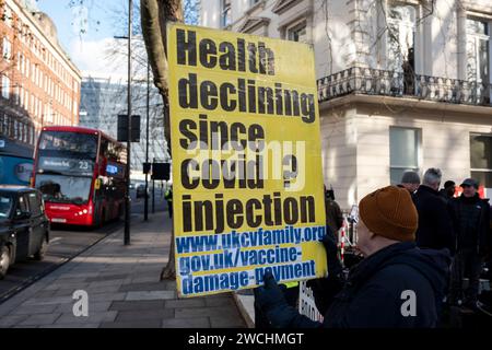 Anti-vax-Demonstranten hielten gelbe Plakate mit Anti-Impfstoff-Slogans am ersten Tag, an dem der ehemalige Premierminister Boris Johnson am 6. Dezember 2023 in London, Vereinigtes Königreich, an der COVID-19-Untersuchung des Vereinigten Königreichs teilnahm. Die COVID-19-Untersuchung des Vereinigten Königreichs ist eine unabhängige öffentliche Untersuchung der Reaktion des Vereinigten Königreichs auf die Coronavirus-Pandemie und der Auswirkungen dieser Pandemie. Impfzögerungsgruppen, die als Anti-Vaxxer oder Anti-vax bezeichnet werden, sind im Allgemeinen gegen eine Impfung. Stockfoto