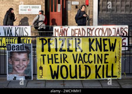 Anti-vax-Demonstranten hielten gelbe Plakate mit Anti-Impfstoff-Slogans am ersten Tag, an dem der ehemalige Premierminister Boris Johnson am 6. Dezember 2023 in London, Vereinigtes Königreich, an der COVID-19-Untersuchung des Vereinigten Königreichs teilnahm. Die COVID-19-Untersuchung des Vereinigten Königreichs ist eine unabhängige öffentliche Untersuchung der Reaktion des Vereinigten Königreichs auf die Coronavirus-Pandemie und der Auswirkungen dieser Pandemie. Impfzögerungsgruppen, die als Anti-Vaxxer oder Anti-vax bezeichnet werden, sind im Allgemeinen gegen eine Impfung. Stockfoto