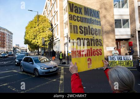 Anti-vax-Demonstranten hielten gelbe Plakate mit Anti-Impfstoff-Slogans am ersten Tag, an dem der ehemalige Premierminister Boris Johnson am 6. Dezember 2023 in London, Vereinigtes Königreich, an der COVID-19-Untersuchung des Vereinigten Königreichs teilnahm. Die COVID-19-Untersuchung des Vereinigten Königreichs ist eine unabhängige öffentliche Untersuchung der Reaktion des Vereinigten Königreichs auf die Coronavirus-Pandemie und der Auswirkungen dieser Pandemie. Impfzögerungsgruppen, die als Anti-Vaxxer oder Anti-vax bezeichnet werden, sind im Allgemeinen gegen eine Impfung. Stockfoto