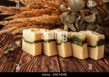 Umweltfreundliche handgemachte Seifenstangen auf hölzernem Hintergrund. Hergestellt aus biologischen Zutaten. Stockfoto