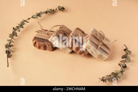Organische handgemachte Seifenriegel auf puderfarbenem Hintergrund. Draufsicht. Stockfoto