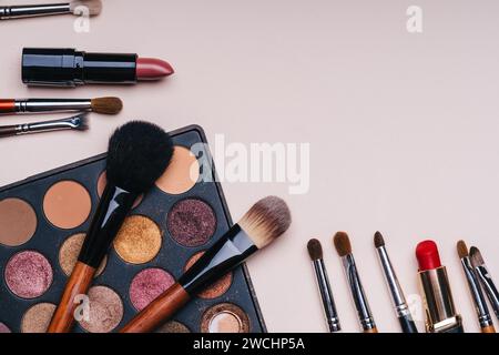 Set aus professioneller Kosmetik, Make-up-Werkzeugen und Accessoires für die Schönheit von Frauen. Flache Rahmenkonstruktion, Draufsicht. Stockfoto